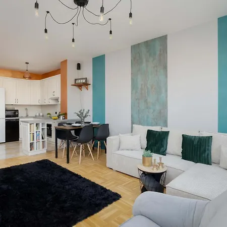 Cozy With Balcony Close To The Airport In By Renters דירה