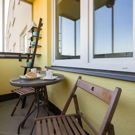 Cozy With Balcony Close To The Airport In By Renters דירה *