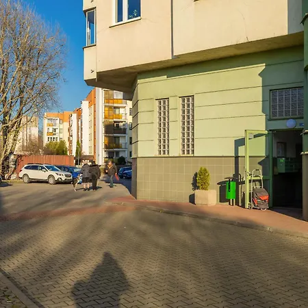 Cozy With Balcony Close To The Airport In By Renters דירה *