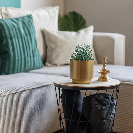 Cozy With Balcony Close To The Airport In By Renters *