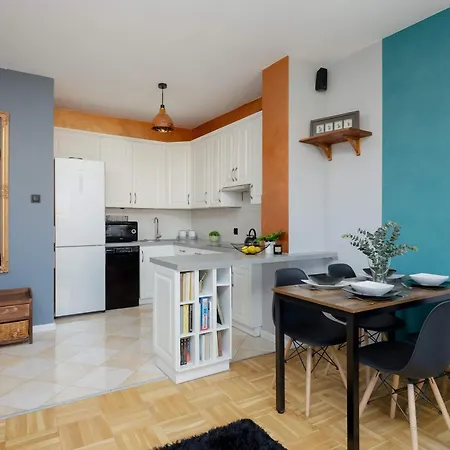 Cozy With Balcony Close To The Airport In By Renters *