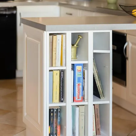 Cozy With Balcony Close To The Airport In By Renters Appartamento