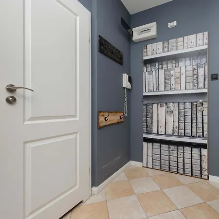 Cozy With Balcony Close To The Airport In By Renters * Warszawa