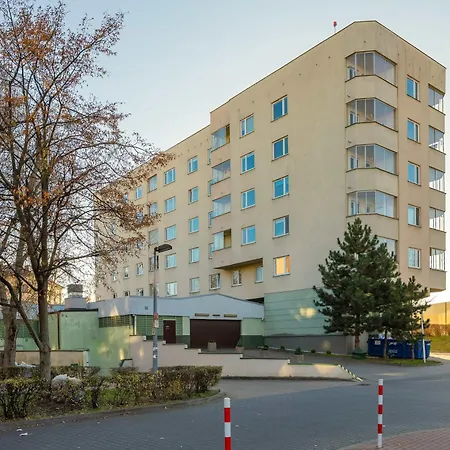 Cozy With Balcony Close To The Airport In By Renters Appartamento Varsavia