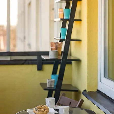 Cozy With Balcony Close To The Airport In By Renters Apartmán *