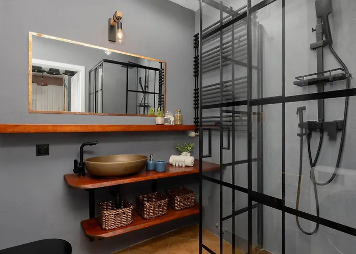 Cozy With Balcony Close To The Airport In By Renters Apartment *