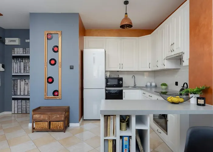 Cozy With Balcony Close To The Airport In By Renters Apartment Warsaw