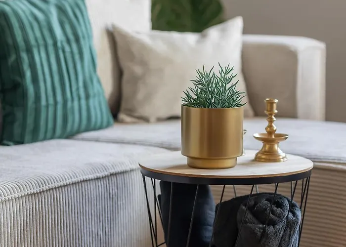 Cozy With Balcony Close To The Airport In By Renters *