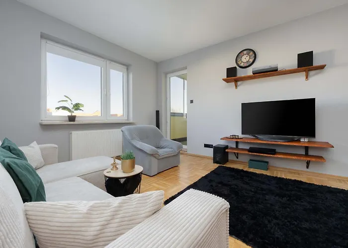 Cozy With Balcony Close To The Airport In By Renters Apartment *