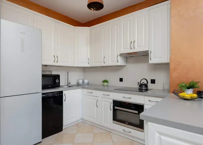 Cozy With Balcony Close To The Airport In By Renters *