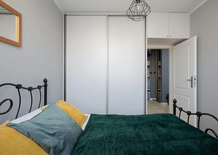 Apartment Cozy With Balcony Close To The Airport In By Renters