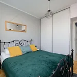 Cozy With Balcony Close To The Airport In By Renters Warszawa