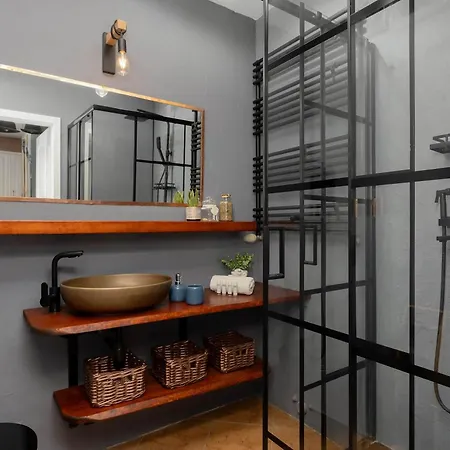 Cozy With Balcony Close To The Airport In By Renters 아파트 *