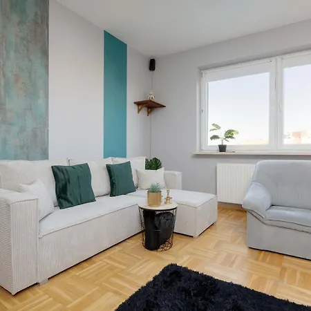 Cozy With Balcony Close To The Airport In By Renters *