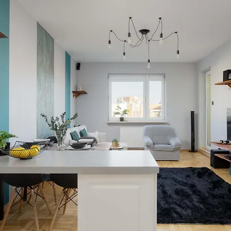 Cozy With Balcony Close To The Airport In By Renters * ワルシャワ