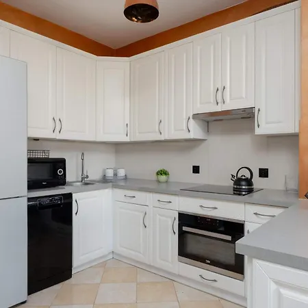 Cozy With Balcony Close To The Airport In By Renters *