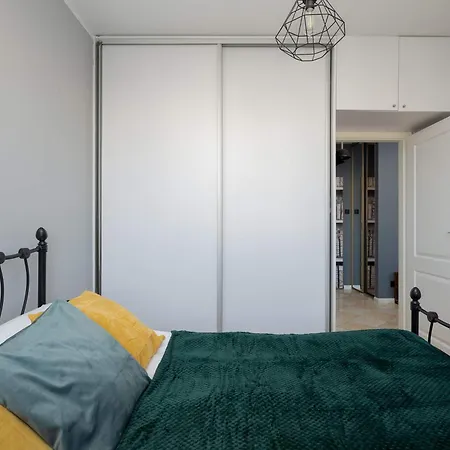 아파트 Cozy With Balcony Close To The Airport In By Renters