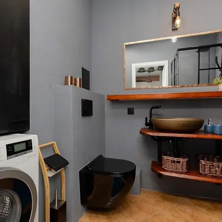Cozy With Balcony Close To The Airport In By Renters * 바르샤바