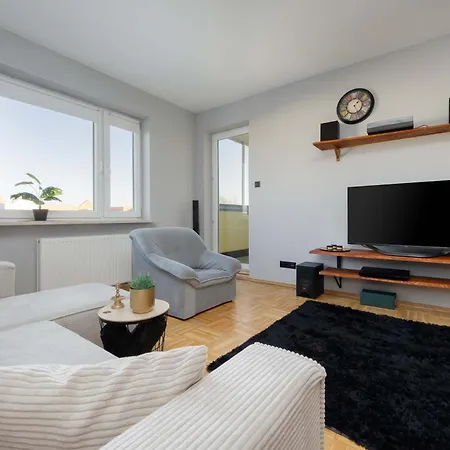 Cozy With Balcony Close To The Airport In By Renters Lägenhet *