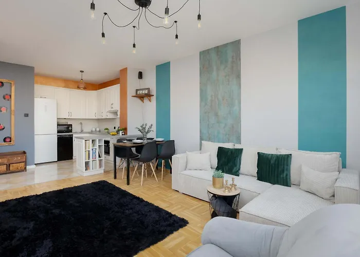 Cozy With Balcony Close To The Airport In By Renters Apartment