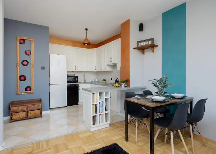 Cozy With Balcony Close To The Airport In By Renters *