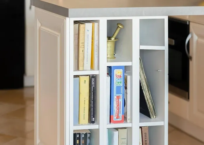 Cozy With Balcony Close To The Airport In By Renters Apartment