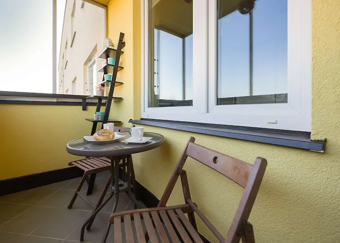 Cozy With Balcony Close To The Airport In By Renters Apartment *